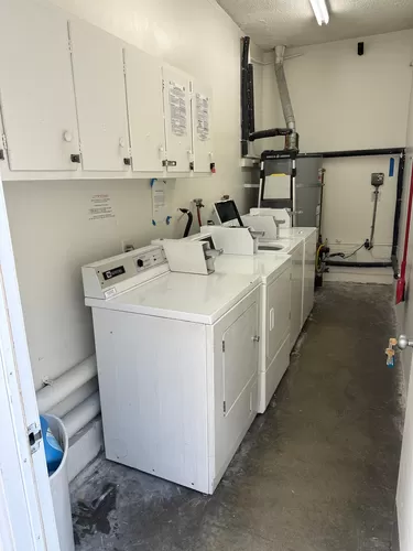 Shared Laundry Room - 1021 W 14th St
