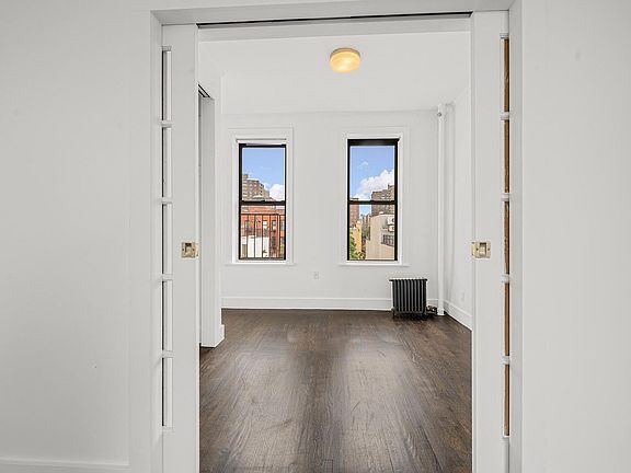 3rd image of 109 Saint Marks Pl APT 20