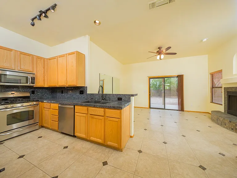 3073 W Placita Montessa — Photo 14