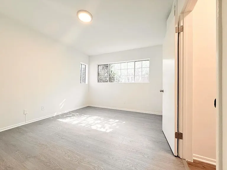 10565 Camarillo St — Photo 19
