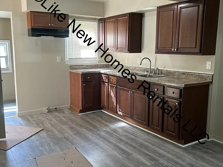 527 Fletcher St — Photo 3