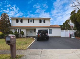 6 Mueller Dr, Selden, NY 11784