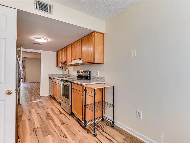 407 Folkstone Cir — Photo 23