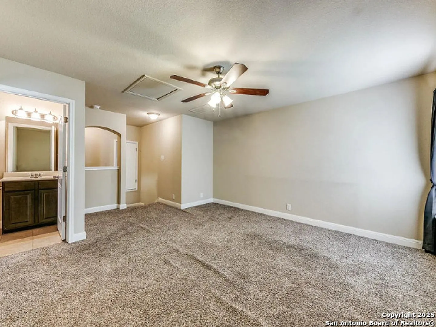 Welcome to 912 Resaca - a spacious and inviting 4-bedroom, 2.5-bath home nestled in the heart of ... — Photo 4