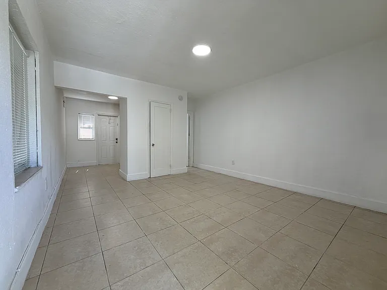 1556 SW 6th St #7 — Photo 3