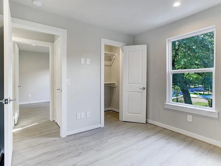 645 E 11th 1/2 St #16 — Photo 3