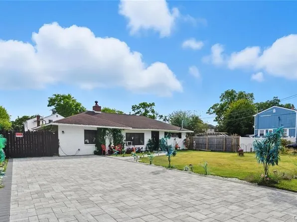 70 Trafalgar Drive, Shirley, NY 11967