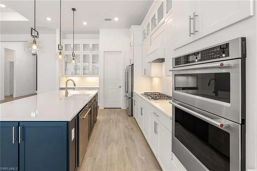 3 bed, 3.0 bath, 2658 sqft, $7,200 — Photo 4