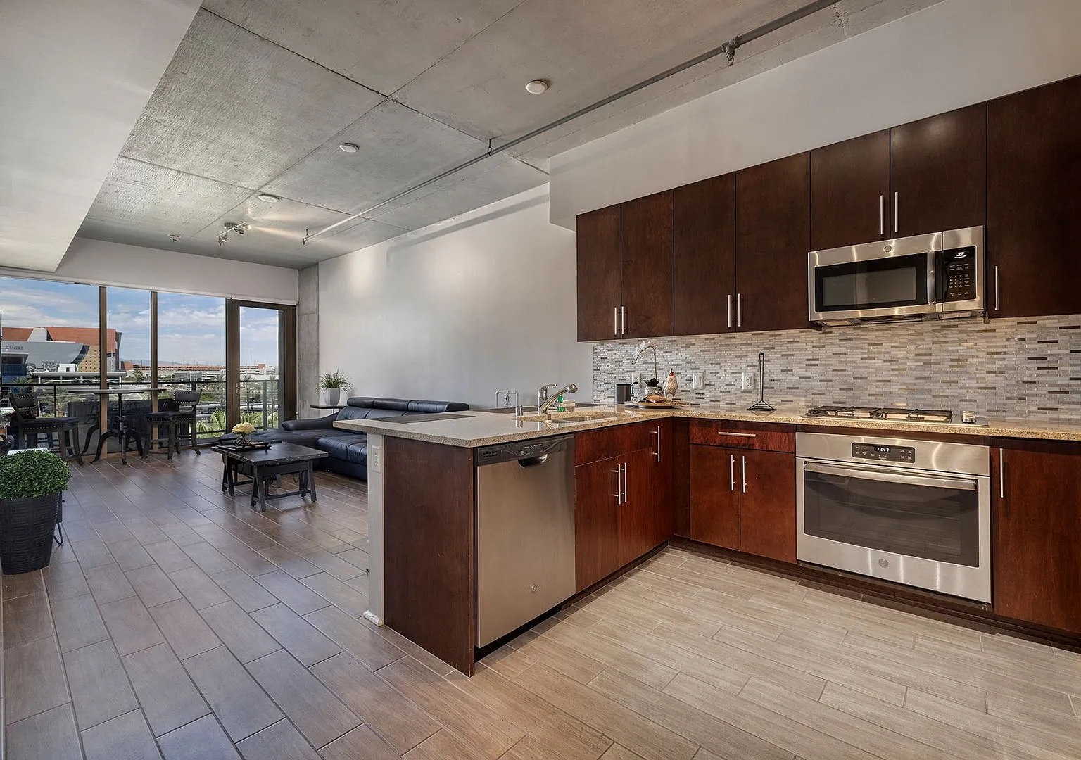 Fully Furnished Spacious One Bedroom - Downtown Las Vegas — Photo 3