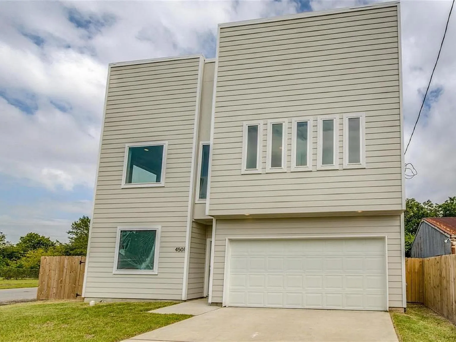 5 bed, 3.0 bath, 2096 sqft, $2,295 — Photo 3