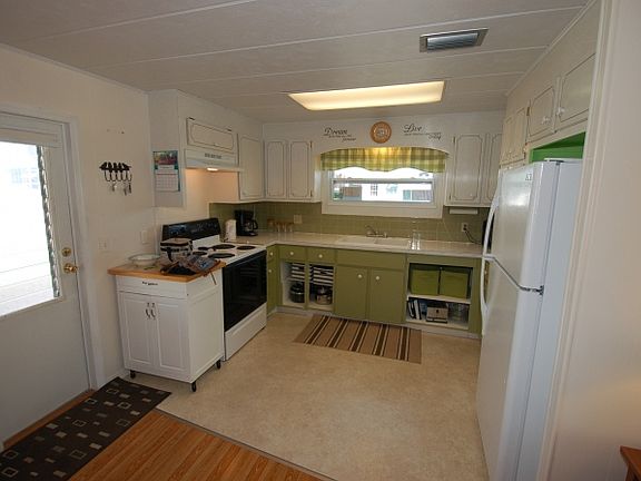 3rd image of 272 Sunnyside Ln
