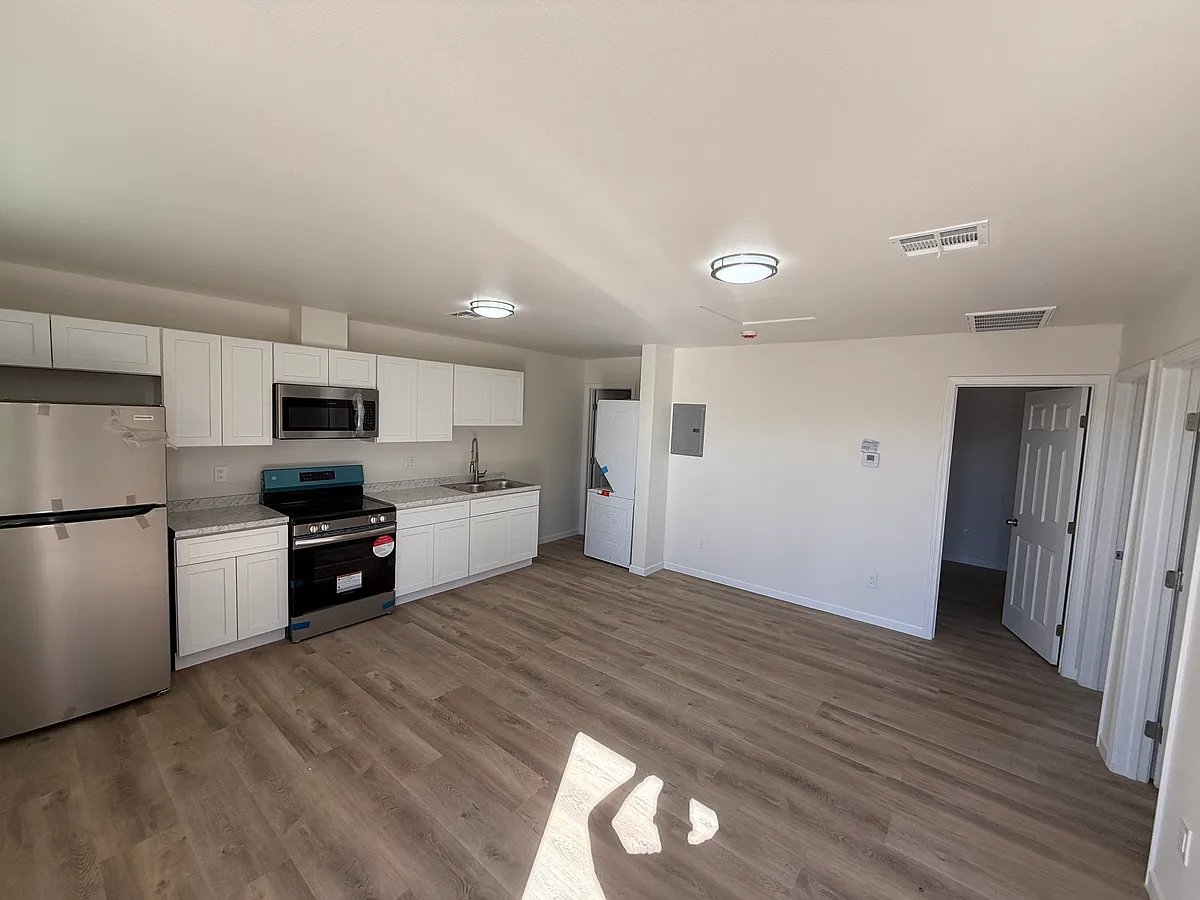 Building Photo - 452 Clarke St #3