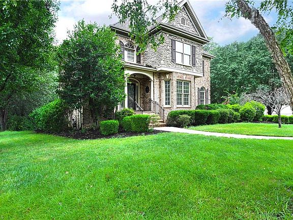 3rd image of 2170 Rossmore Rd