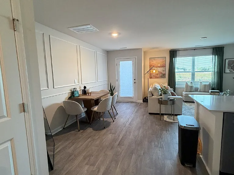 211 Seymour Village Dr — Photo 4