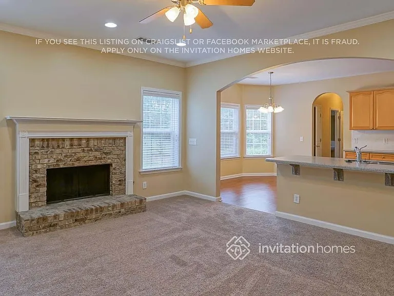 940 Island Bluff Ln — Photo 2