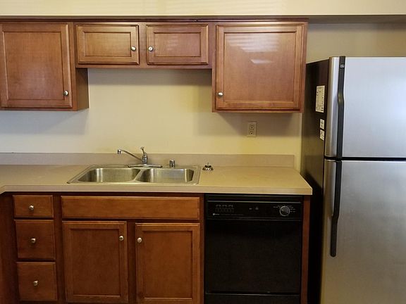 4th image of 179 Lakeshore Dr APT 14