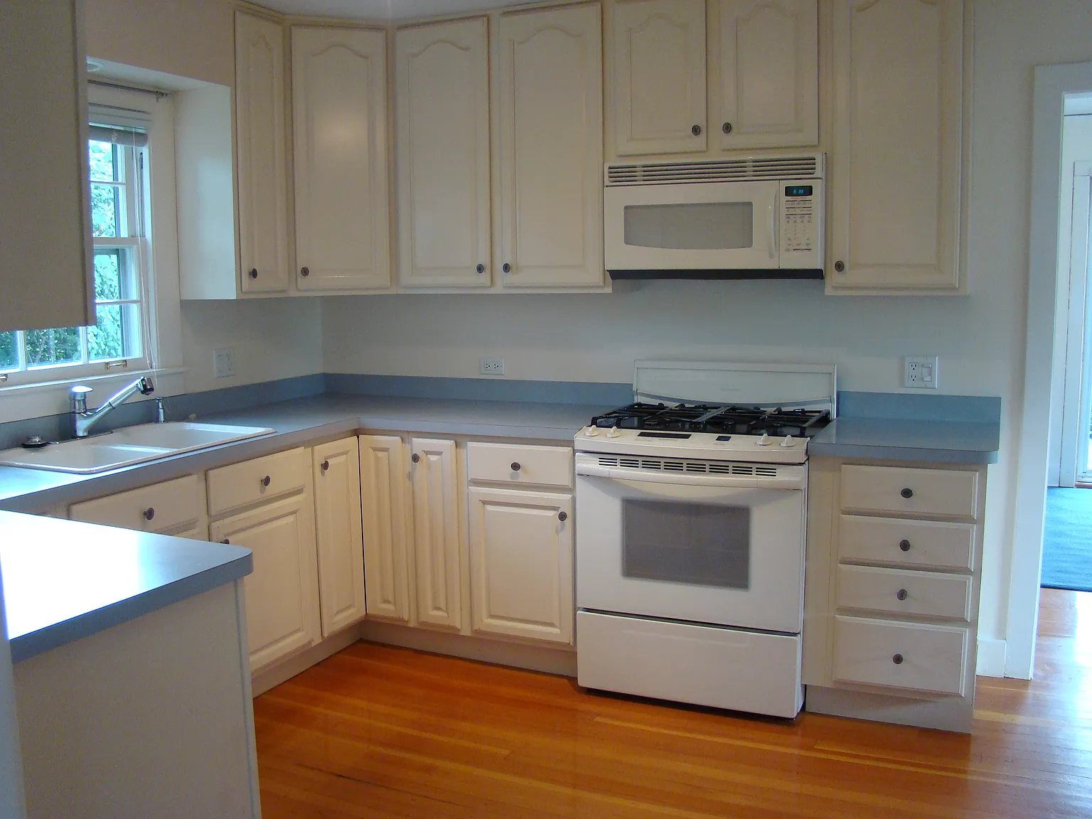 816 Foster Ave Building B photo 1