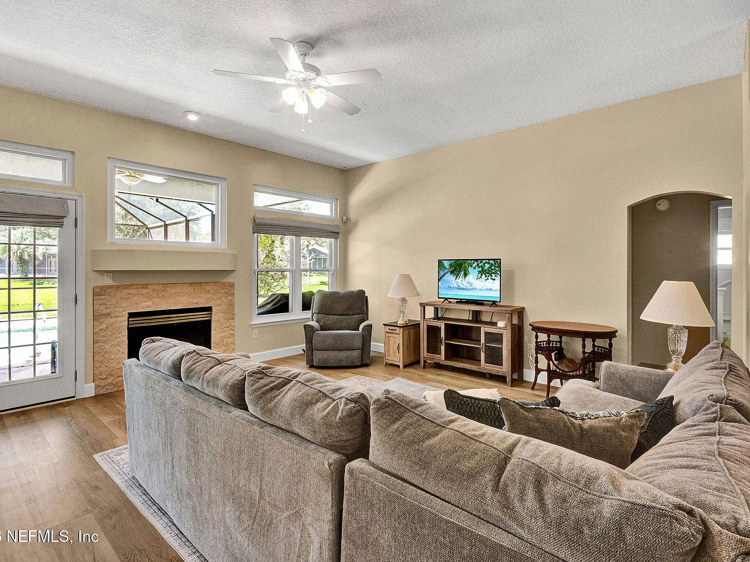 3 bed, 2.0 bath, 2351 sqft, $3,800 — Photo 4