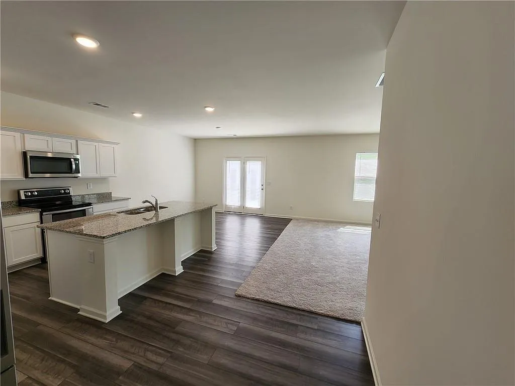 4 bed, 2.5 bath, 2432 sqft, $2,245 — Photo 4