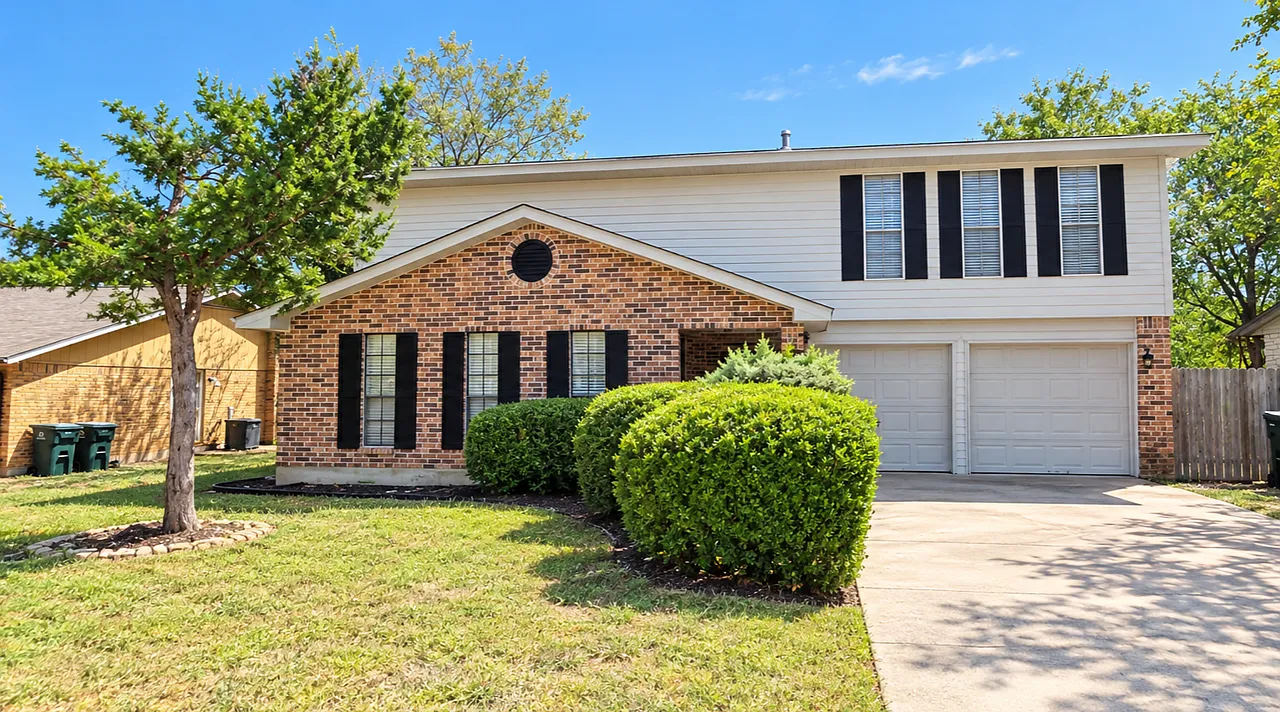 4 bed, 2.5 bath, 1900 sqft, $2,295 — Photo 1