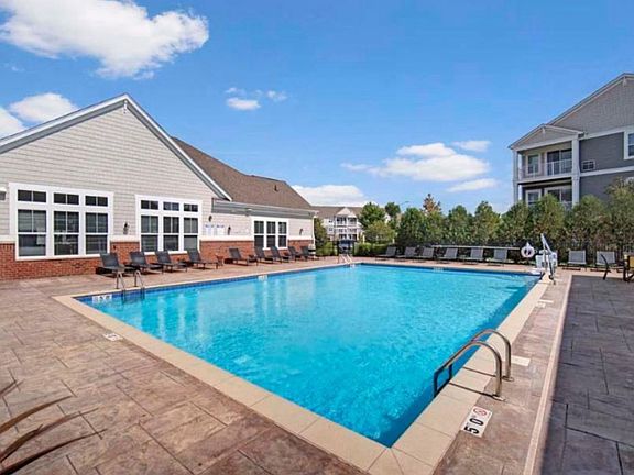 3rd image of 200 Burlington Cir #310