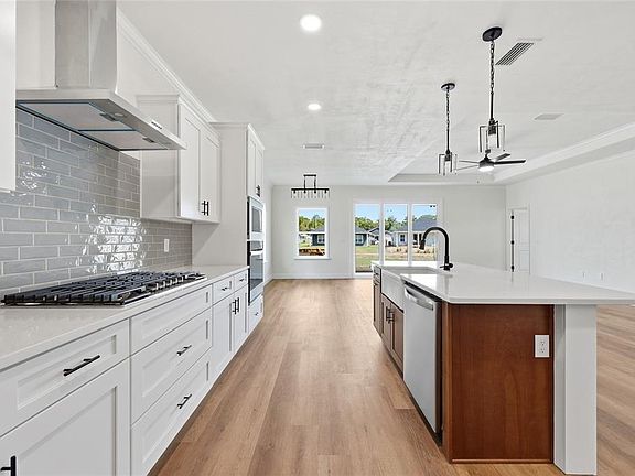 4th image of 1049 SW 67th Way