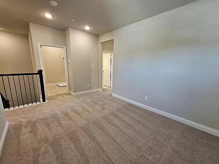 549 Hutchinson Ln — Photo 7