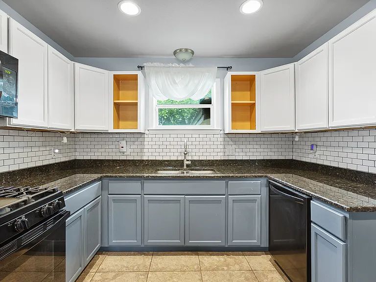 705 W 3rd St — Photo 15
