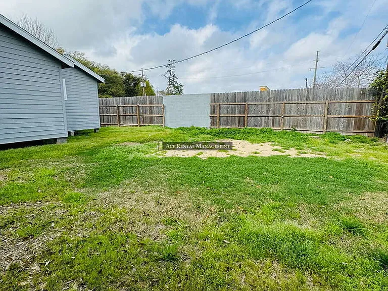 1 E Lutcher Ave #A — Photo 14