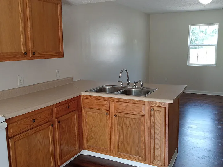 312 Kenova Ave — Photo 6