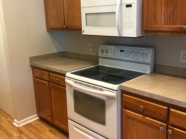 912 Elderberry Ln — Photo 8