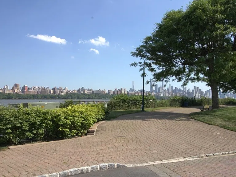 340 The Promenade — Photo 39