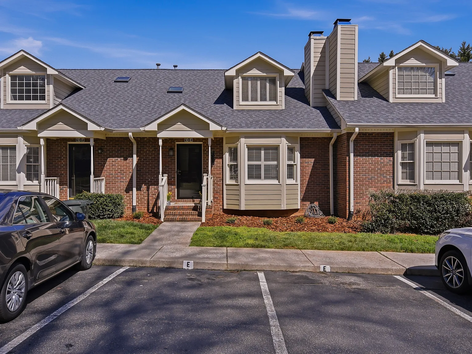 4 bed, 2500 sqft, $2,377 — Photo 2