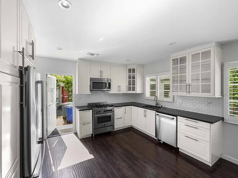 2649 Lake Ave — Photo 6