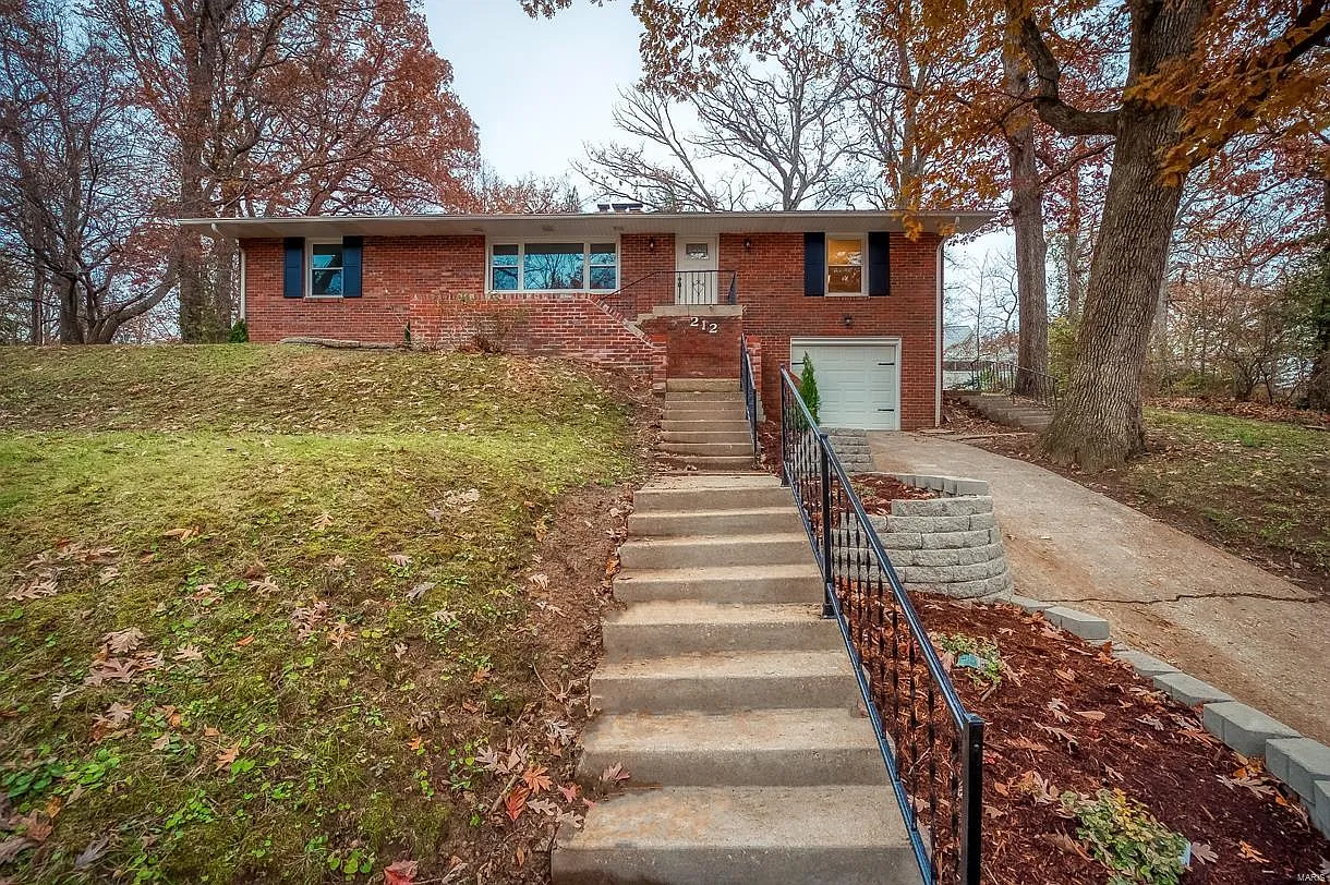 212 Valley Dr photo 1