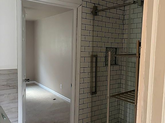 5th image of 1023 E Larch Ave