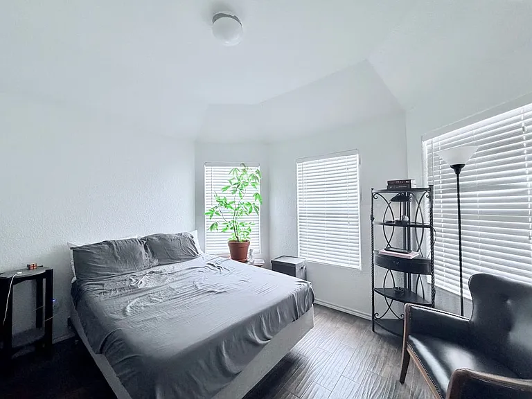 520 Cantebury Park Ln — Photo 11