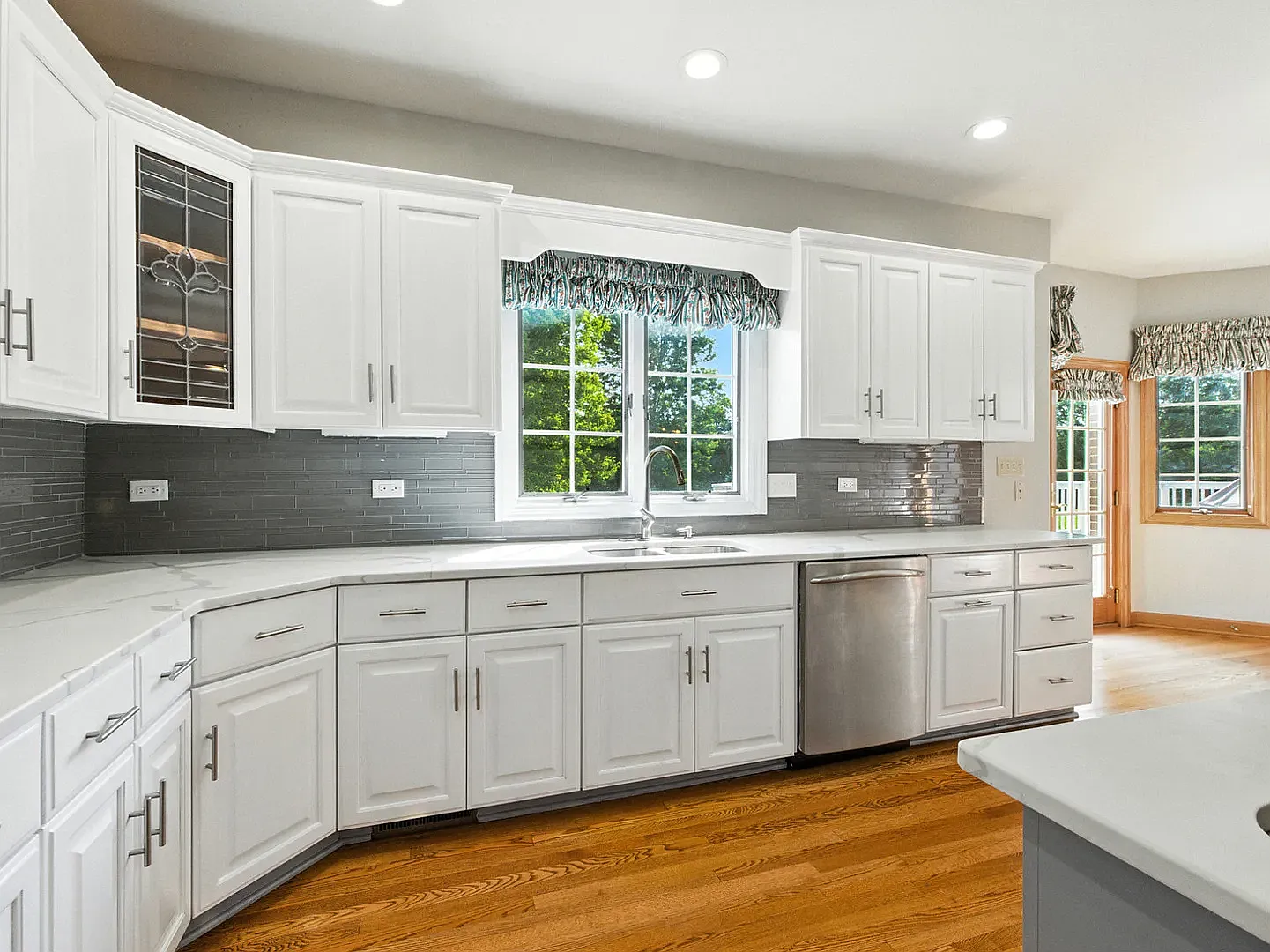 5 bed, 4599 sqft, $7,000 — Photo 3