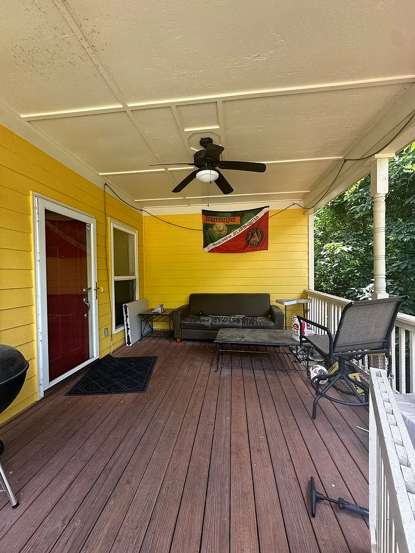 Large 4 Bedroom, 3 Bathroom House Near Downtown Not Open For 2027 Pre Lease — Photo 4