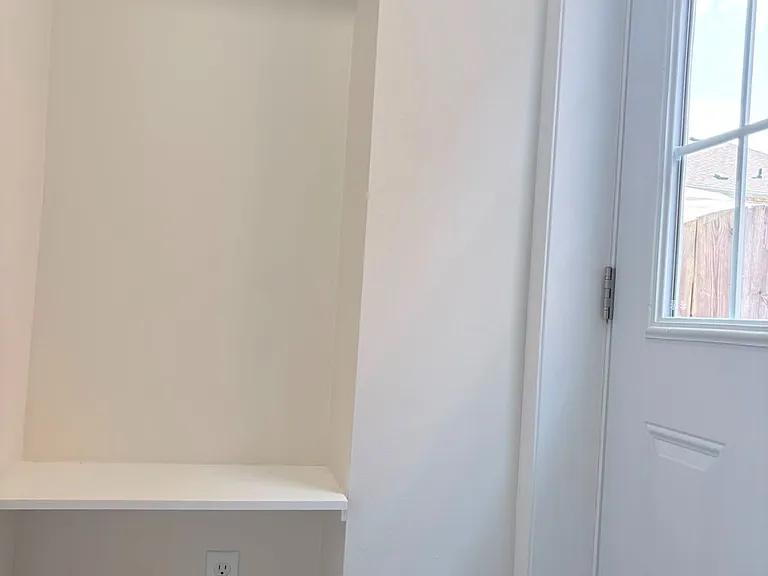 158 Wainscot Ave #BASEMENT — Photo 3