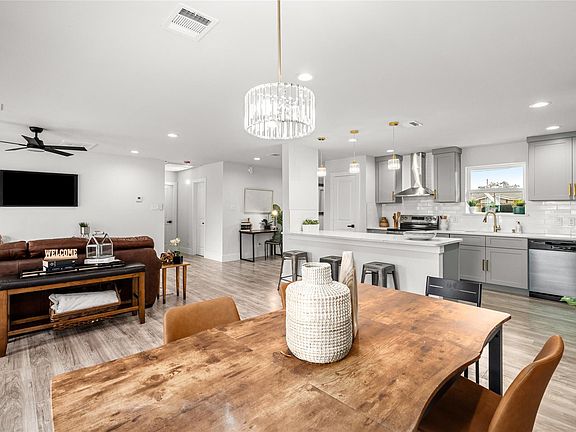 3rd image of 3618 Zephyr St