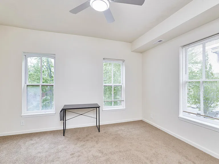 1421 N Park Pl — Photo 36