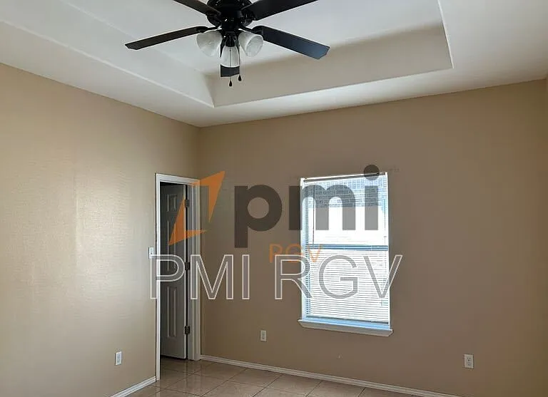 2708 Primrose #4 — Photo 12