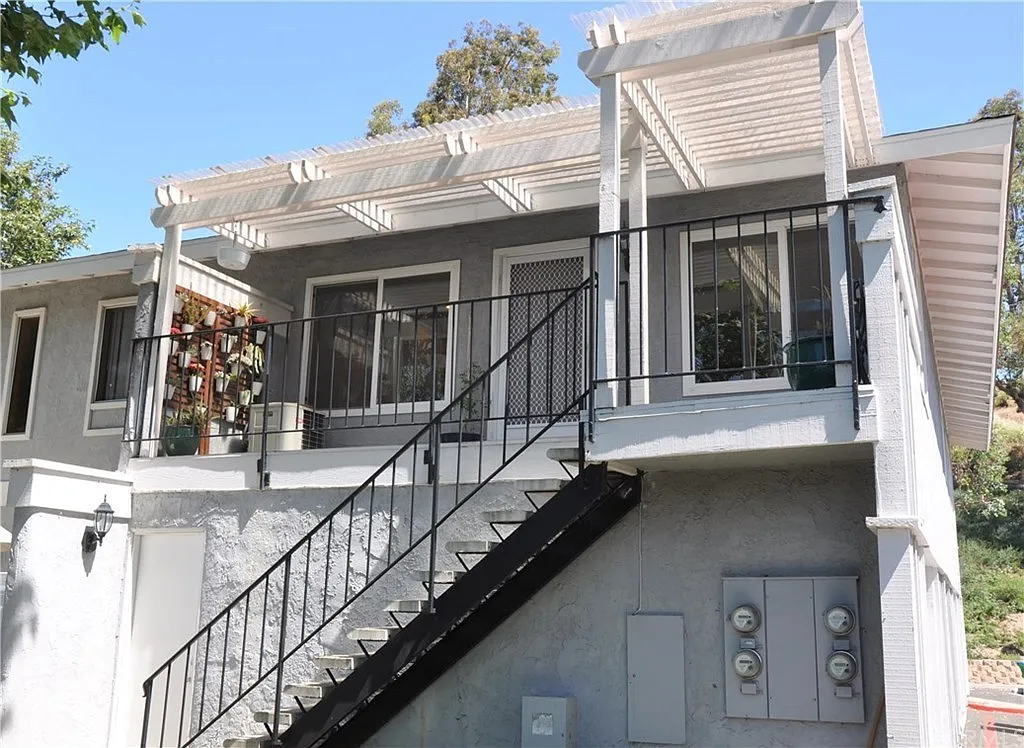 2 bed, 932 sqft, $1,300 — Photo 1