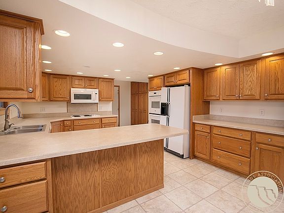 3rd image of 2110 Ridgeview Dr