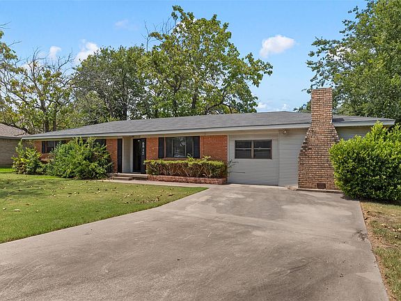 3rd image of 8817 Oakdale Dr