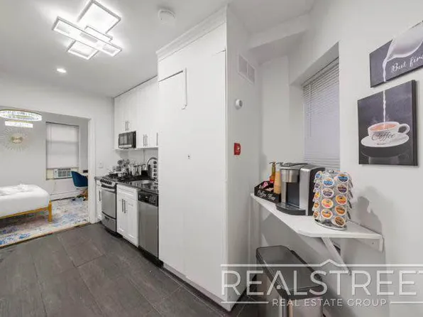 109 Madison Street image 1 of 8