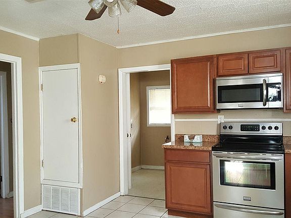 3rd image of 8420 Gardenia Cir