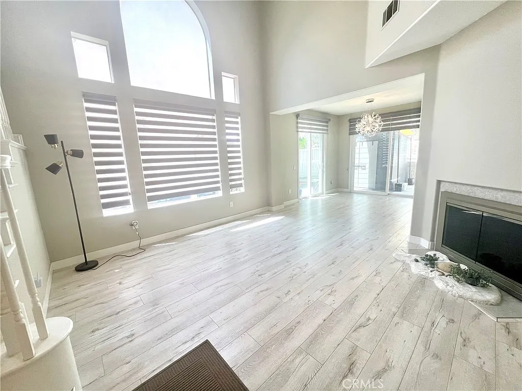 3 bed, 2.5 bath, 2052 sqft, $3,950 — Photo 4