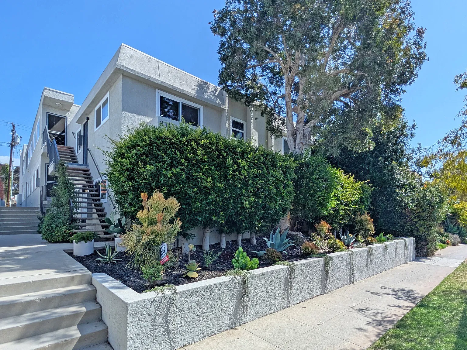 Studio, 300 sqft, $2,400 — Photo 1